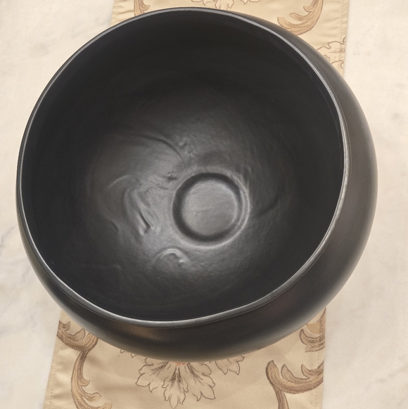 New In Box Crate & Barrel Jimena Black Centerpiece Bowl - Picture 2 of 5